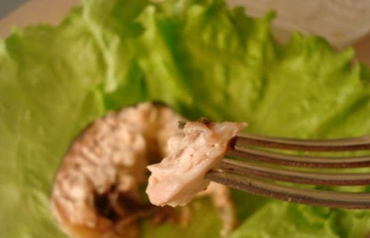 1. Этап. Осетр, запеченный в духовке: 4. Готовую рыбку горячей разрезаем на кусочки, подаем на салатном листе. Приятного аппетита!