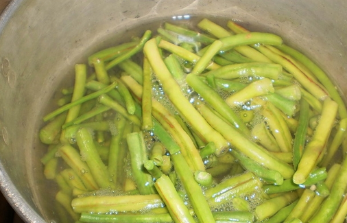 1. Этап. Спаржевая фасоль в кляре: 2. Отварим спаржу в подсоленной воде, воду сливаем и остужаем.