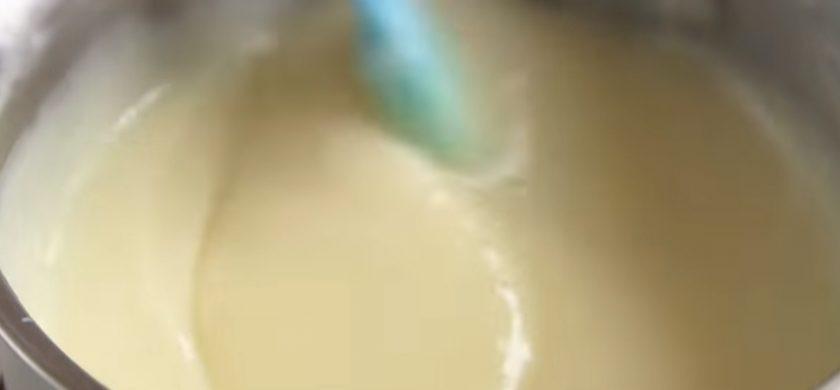 1. Этап. Пирожные заварные (эклеры): 4. Приготовьте крем: сахар, муку, молоко перемешайте и варите на небольшом огне до загустения. Дайте крему слегка остыть и добавьте сливочное масло, хорошо размешайте и остудите крем.