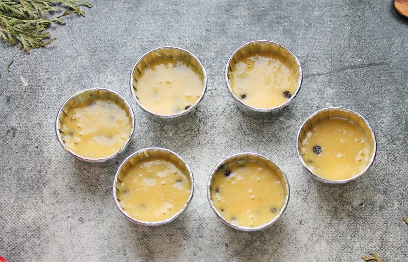 1. Этап. Маффины из миндальной муки: Разложите миндальное тесто по формочкам для маффинов на 2/3 высоты.