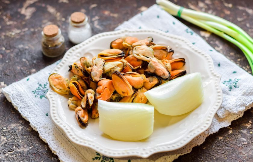 1. Этап. Мидии жареные с луком: Подготовьте все ингредиенты. Мидии заранее достаньте из морозильной камеры.