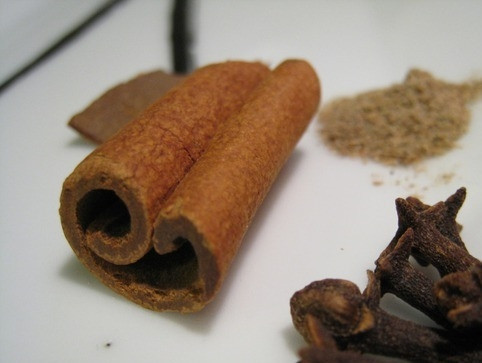 1. Этап. Плов с яблоками: В кастрюле с толстыми стенками нагреваем масло и обжариваем на нем гвоздику, корицу и кардамон буквально минуту-две.