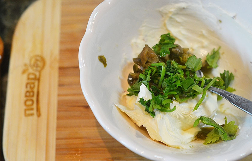 1. Этап. Ассорти из канапе: Смешайте творожный сыр, козий сыр, лимонный сок и зелень. Перемешайте.