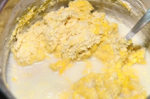 1. Этап. Тесто на картофельном отваре: 3. Начните перемешивать. Постепенно вливайте молоко (можно использовать в этом простом рецепте теста на картофельном отваре также обыкновенную воду).