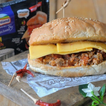 Бургер Неряха Джо с копчёными колбасками