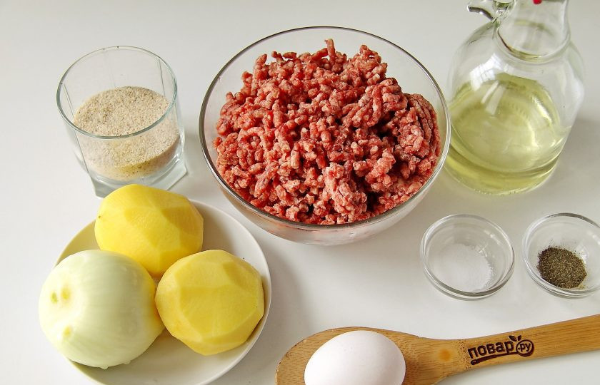 1. Этап. Котлета по-хлыновски: Подготовьте все ингредиенты. Фарш я предпочитаю делать сама и для этого в равных пропорциях пропускаю заранее через мясорубку мякоть свинины и говядины.