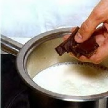 1. Этап. Гватемальский любовный напиток: Шоколад разломать на кусочки, добавить в молоко. Влить в смесь 250 мл горячей воды