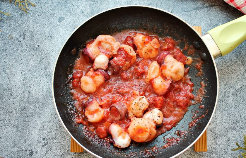 1. Этап. Паста с осьминогом в томатном соусе: Влейте в сковороду с осьминогом воду, убавьте огонь и тушите все в течение 60 минут, до мягкости. Время может увеличиться, тогда долейте еще воды.