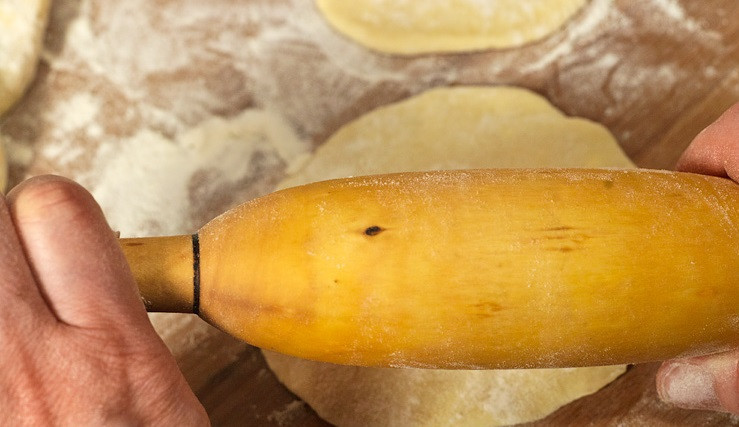 1. Этап. Самса с тыквой: 5. А после раскатать довольно тонко при помощи скалки.