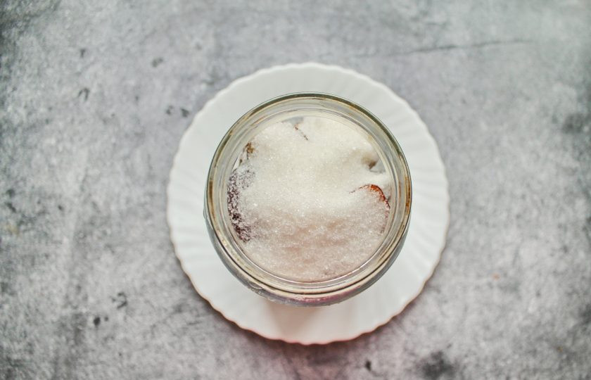 1. Этап. Сливянка: Всыпьте в банку со сливами сахар.