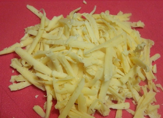 1. Этап. Нежный кекс с куриной печенью: 5. Твердый сыр натираем на крупной терке.