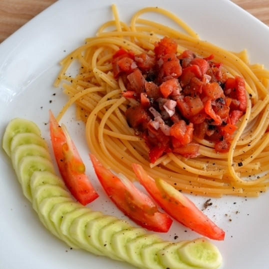 1. Этап. Паста с красным соусом: Когда красный соус обретет нужную вам густоту, снимаем его с огня и подаем с отваренными до готовности макаронами. Готово!