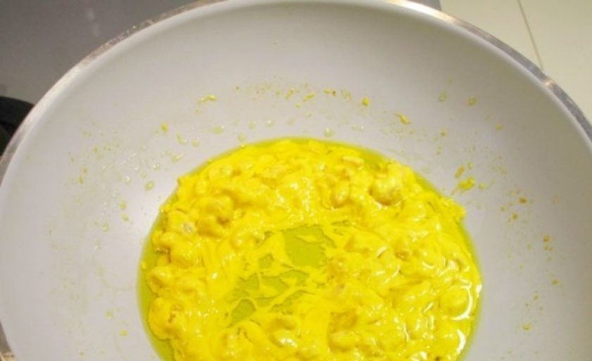 1. Этап. Карбонара без яиц: Когда бекон приобретет золотистый цвет, добавьте сыр и шафран, перемешайте, чтобы получился соус, приправьте солью и перцем, затем выключите огонь.