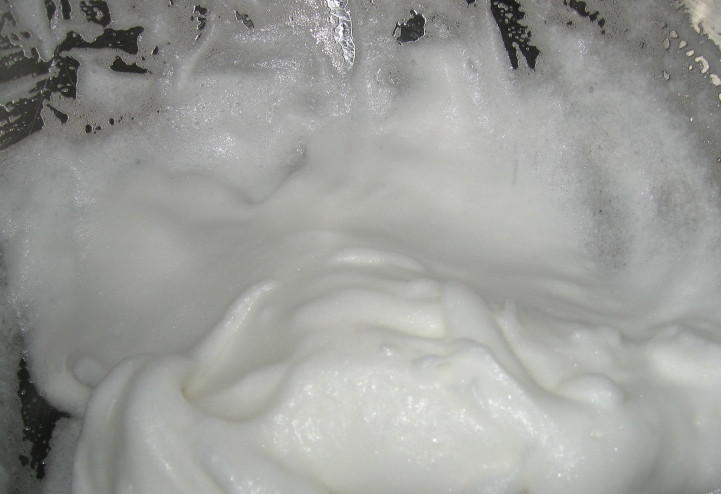 1. Этап. Диетическая яичница: Хорошенько взбиваем белки до густой пены.