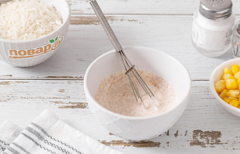 1. Этап. Салат с рисом, кукурузой и майонезом: Для заправки смешайте майонез с порошком чили, молотым черным перцем и сушеным чесноком. Влейте винный уксус, все перемешайте.