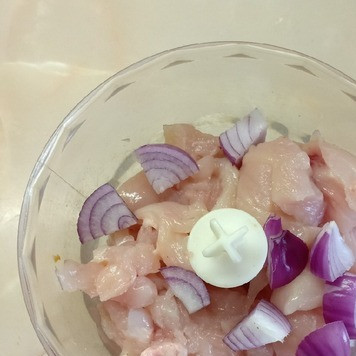 1. Этап. Курица по-китайски: Куриное филе промыть под холодной водой, обсушить и пропустить через мясорубку или пробить в блендере вместе с луковицей.