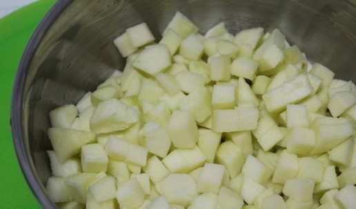 1. Этап. Десерт Жгучая нежность: Яблоки очистить, убрать семенную коробочку, порезать небольшим кубиком и выложить на имбирь с водой. Поставить на огонь довести до кипения уменьшить огонь до маленького и проварить до мягкости яблоки.