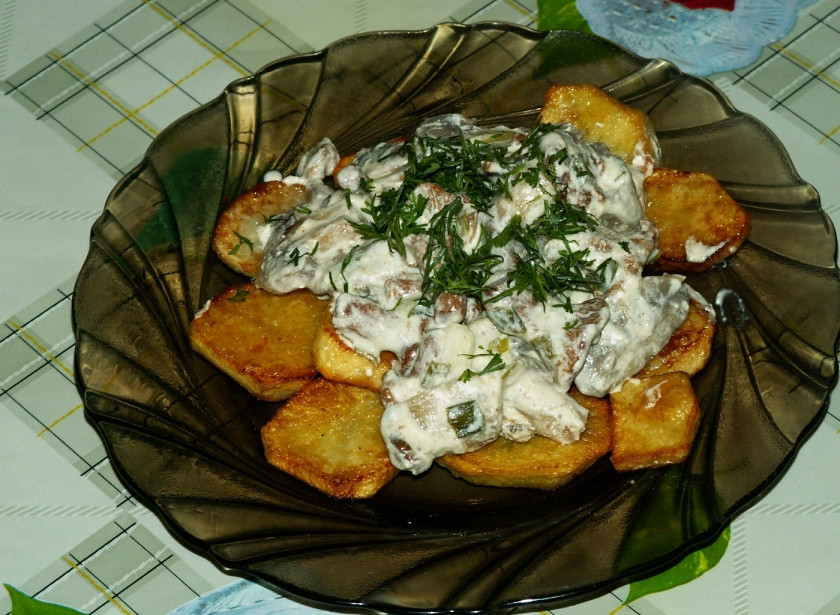 1. Этап. Подосиновики, тушеные в сметане: 6. Добавим зелень и подаем с картофелем.