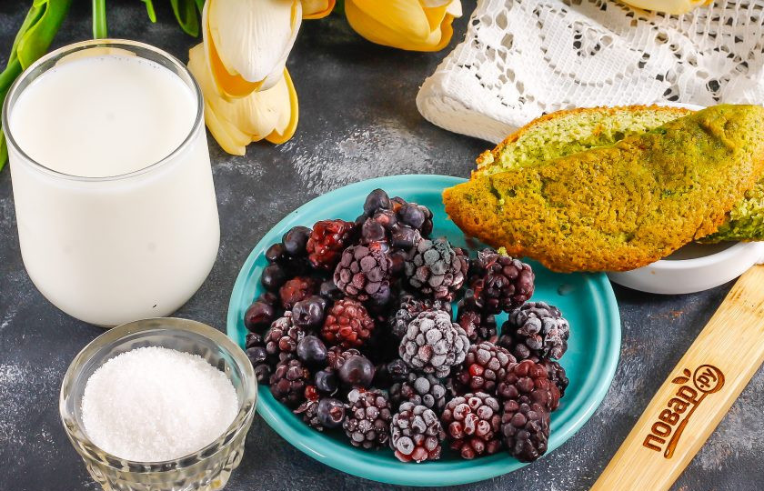 1. Этап. Ягодные трайфлы: Подготовьте указанные ингредиенты. Бисквит можно приобрести в магазине в виде пирожных или бисквитных коржей.