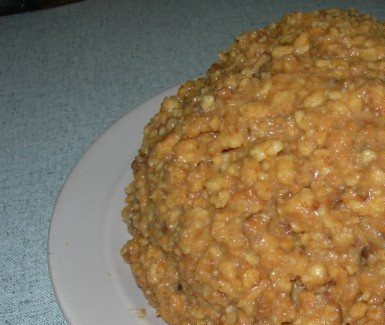 1. Этап. Торт Муравейник без выпечки: 5. Руками формируем из этой массы горку, оставим в холодильнике на несколько часов, а лучше - на ночь.