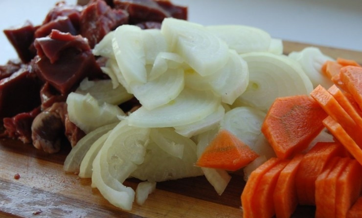 1. Этап. Сердце в горшочке: Начнем с подготовки продуктов: сердца нарезаем небольшими кубиками, а морковь и лук полукольцами.