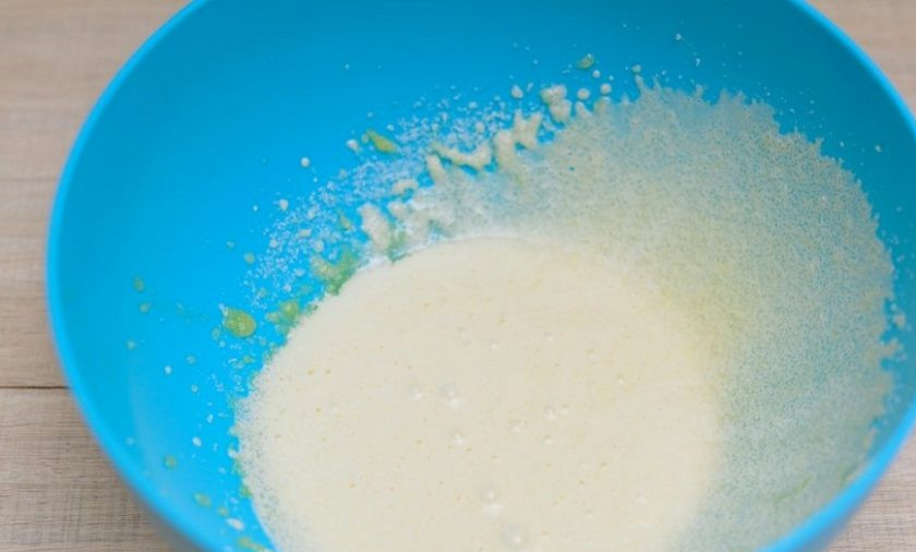 1. Этап. Палочки Савоярди: 1. В чашу миксера выложите желтки комнатной температуры, добавьте сахарный песок и взбивайте 5 минут на максимальных оборотах, затем добавьте ваниль.