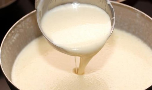1. Этап. Тонкие блинчики на кефире: 5. Когда все ингредиенты добавлены, необходимо как следует перемешать тесто и определить, подходящей ли оно консистенции. Чтобы блинчики получились действительно тонкими, тесто должны быть очень жидким, буквально как водичка и легко стекать с ложки.