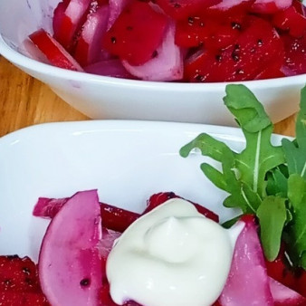 Салат из питахайи с редисом