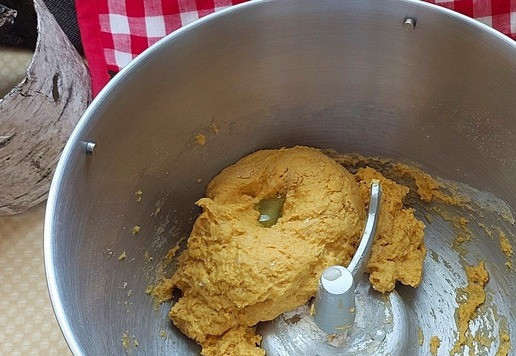 1. Этап. Манговый Верзила с котлетой из индейки: Месить тесто минут 5. Я это делаю в тестомесе. Добавить масло и месить еще около 5 минут.