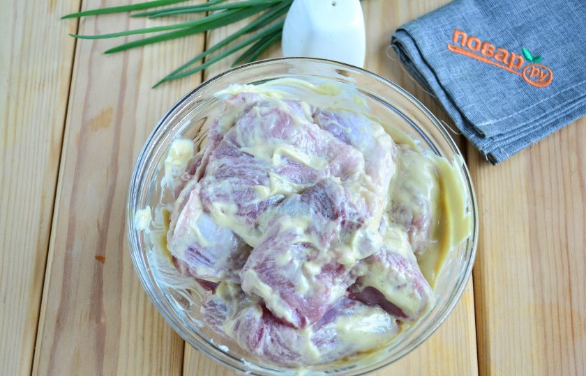 1. Этап. Шашлык из свиной лопатки: Хорошенько все перемешайте, чтобы каждый кусочек мяса был покрыт майонезно-горчичным маринадом.