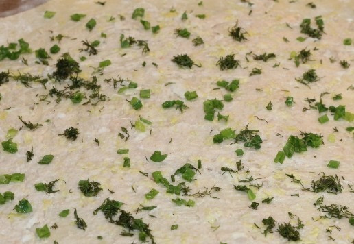 1. Этап. Ленивые пельмени с индейкой и капустой: 12. Распределяем начинку и посыпаем укропом и зеленым луком.