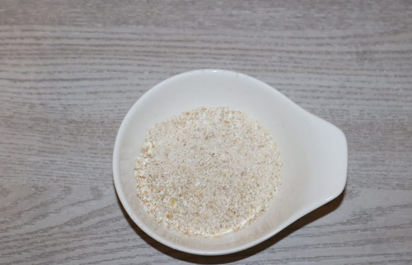 1. Этап. Капустный броуз: Овсяные хлопья измельчите в муку при помощи блендера или в кофемолке.