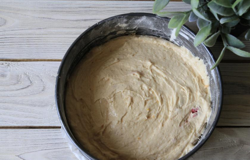 1. Этап. Торт на День Рождения своими руками: Добавьте вторую часть муки и замесите тесто. Тесто получится достаточно густым. Делите его на три части и выкладывайте в форму для запекания, предварительно застелив ее пергаментом.