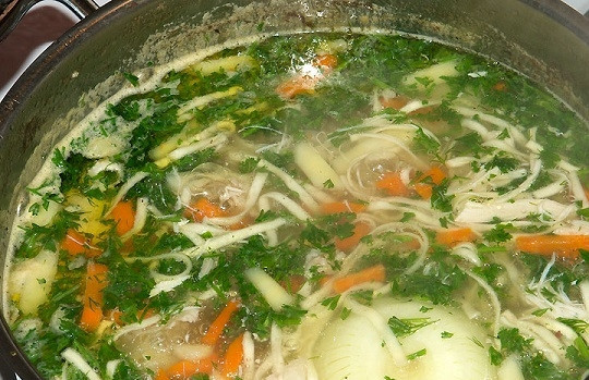 1. Этап. Картофельный суп на курином бульоне: 6. В готовый супчик добавьте измельченную зелень и при желании лапшу. Перед подачей на стол дайте супу настояться под крышкой минут 20. Приятного аппетита!