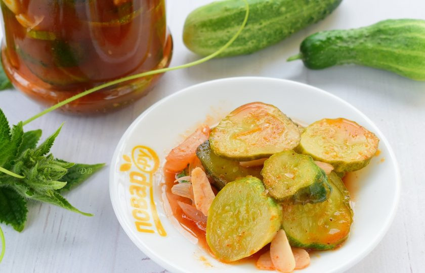 1. Этап. Салат из огурцов с томатным соусом: Разложите огурцы в стерилизованные банки, закатайте крышками. Укутайте в тепло, дайте остыть, храните в прохладном месте.