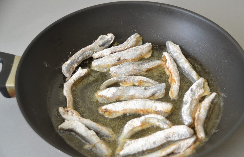 1. Этап. Мойва в масле: На сковороду влейте растительное масло и как следует его разогрейте, затем выкладывайте рыбу, не слишком плотно.