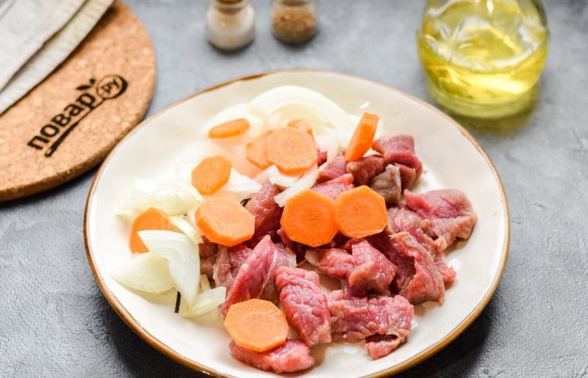 1. Этап. Шурпа с телятиной: Нарежьте мясо средними кусочками. Морковь и лук очистите, нарежьте средними кусочками.