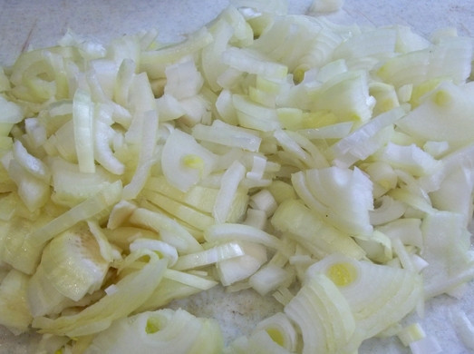 1. Этап. Французские отбивные из свинины в духовке: 4. Тем временем чищу и мою лук, нарезаю его тонкими полукольцами.