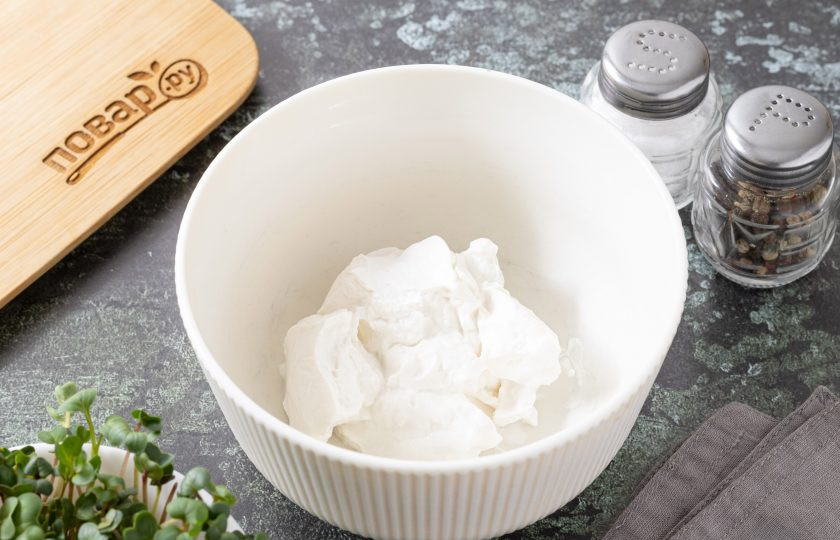 1. Этап. Свекольный дзадзики: Переложите йогурт в глубокую миску.