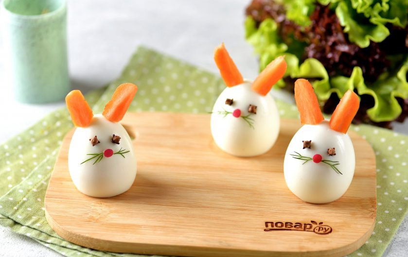 1. Этап. Новогодний завтрак Веселый кролик: Далее вставьте глазки из бутонов гвоздики, приклейте усики из веточки укропа.