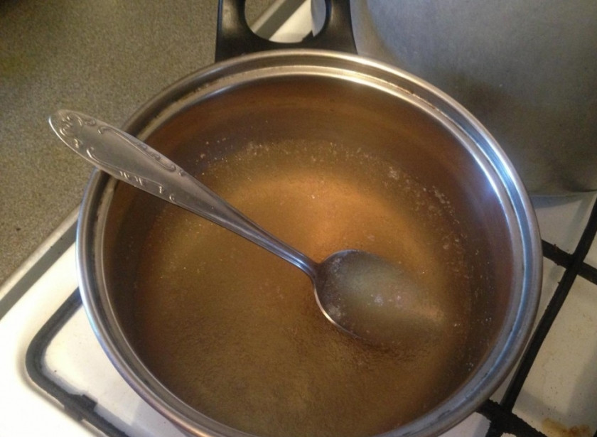 1. Этап. Язык заливной свиной: Поставьте бульон с желатином на небольшой огонь, варите, помешивая, чтобы желатин растворился.