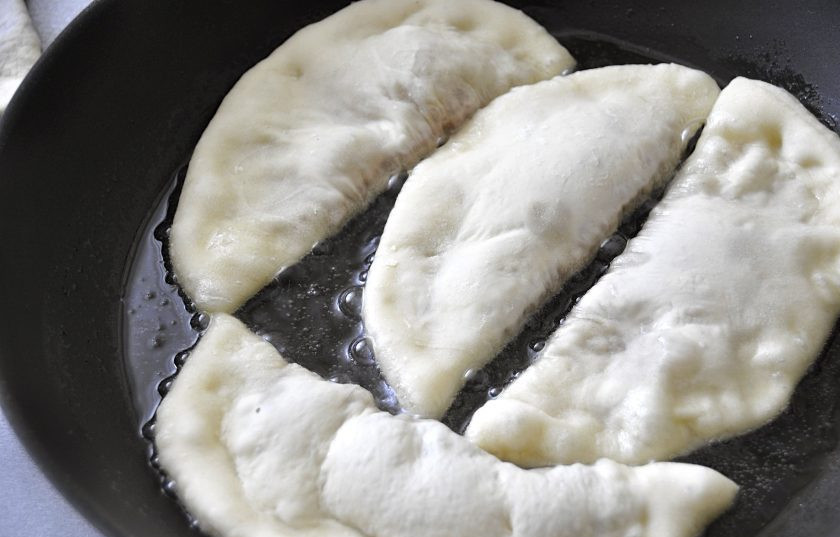 1. Этап. Кавказские чебуреки: Обжарьте чебуреки на сковороде с достаточным количеством растительного масла.