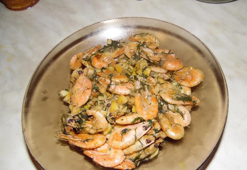 1. Этап. Креветки с чесночным соусом: 7. Перекладываю креветки в чесночном соусе на блюдо и немного остужаю, затем уже подаю.