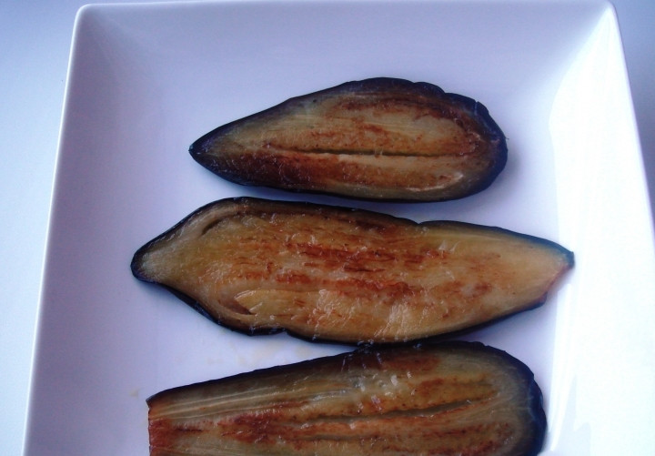 1. Этап. Баклажаны с соусом песто: Ракалите в сковороде подсолнечное или оливковое масло. Обжаривайте каждый кусочек баклажана с двух сторон до коричневатого оттенка.