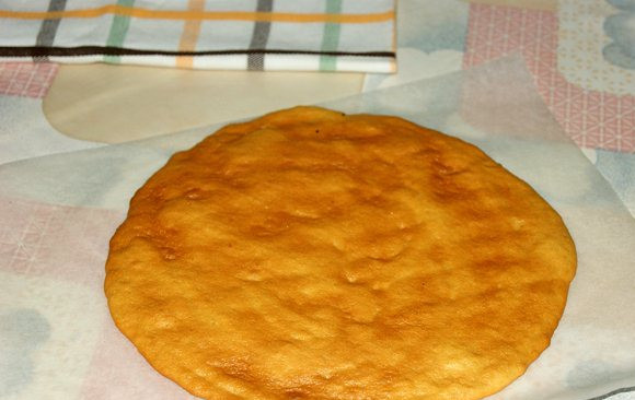 1. Этап. Торт Арлекин: 9. Готовый корж сначала остудить на пергаменте, а затем аккуратно снять.