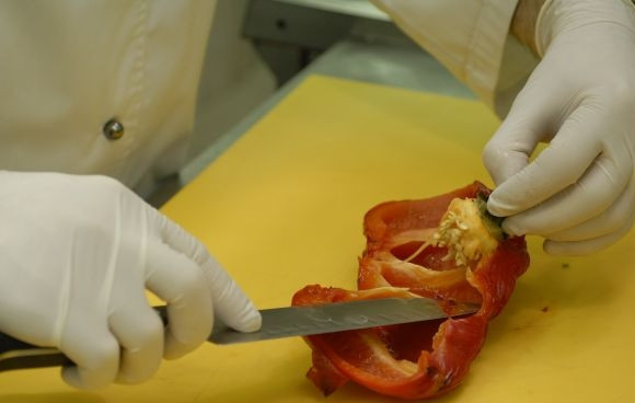 1. Этап. Салат из овощей гриль: Болгарский перец очищаем от семян и кожуры.