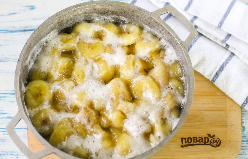 1. Этап. Банановое варенье с лимоном: Влейте лимонный сок и перемешайте содержимое емкости. Кислота поможет банановой мякоти не потемнеть. По желанию можете нарезать четверть лимона и добавить нарезку вместо сока в варенье. Поместите емкость на плиту и доведите до кипения, а затем проварите на умеренном нагреве примерно 10-15 минут.