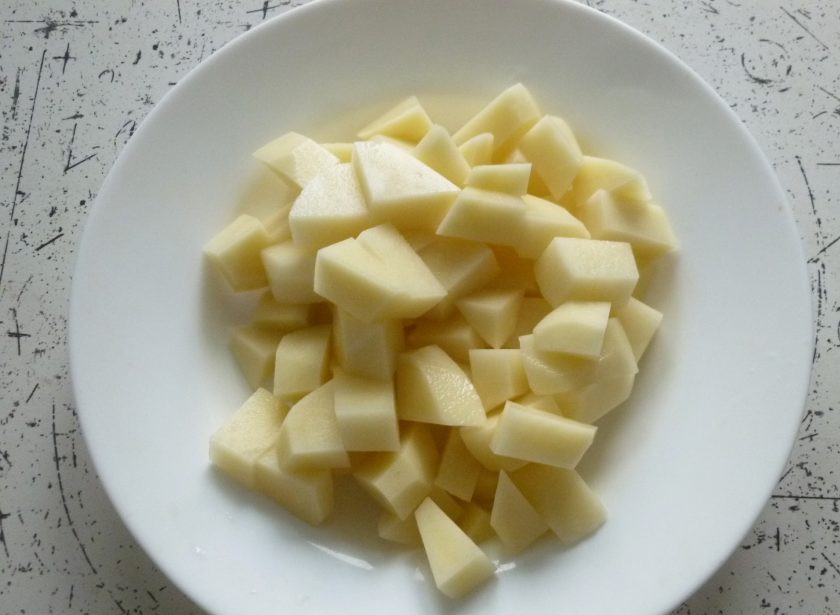1. Этап. Турлу: Картофель нарежьте кубиками.