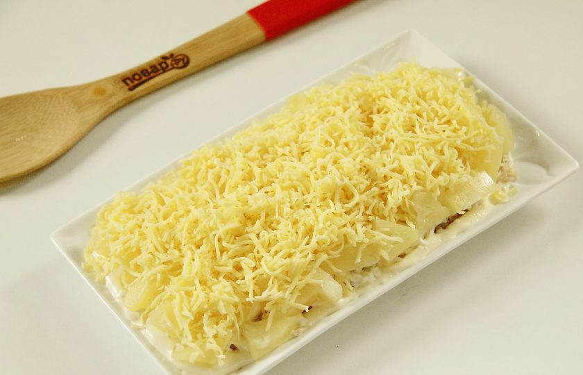 1. Этап. Салат Ананас: 10. Тертый сыр - майонез. И повторяем слои еще раз.