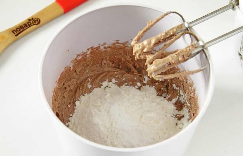 1. Этап. Шоколадное печенье с джемом: Взбейте и добавьте муку, соль и соду.